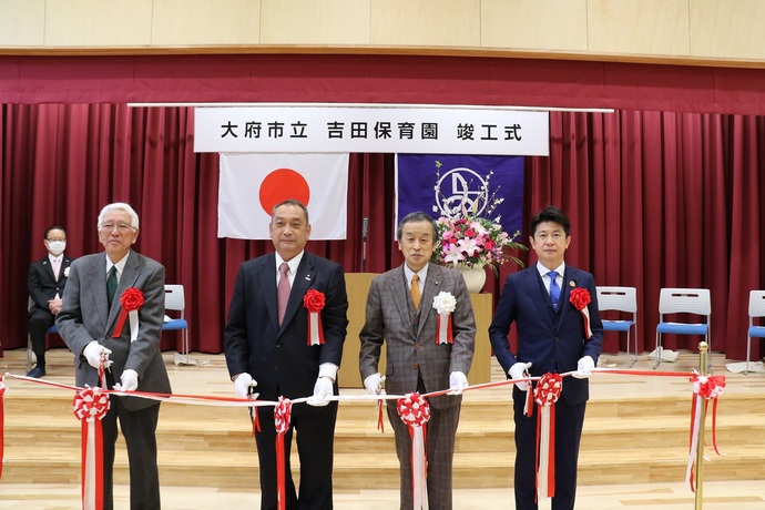 テープカットする岡村市長ら