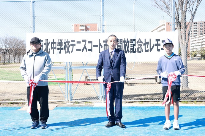 テープカットを行う岡村市長