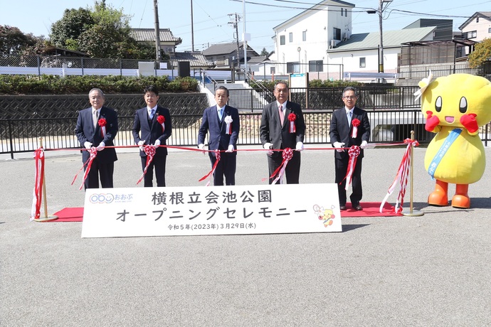 テープカットを行う岡村市長