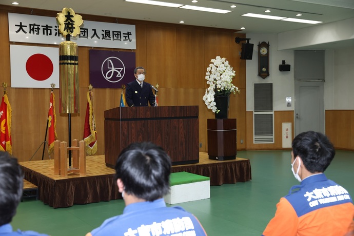 激励する岡村市長