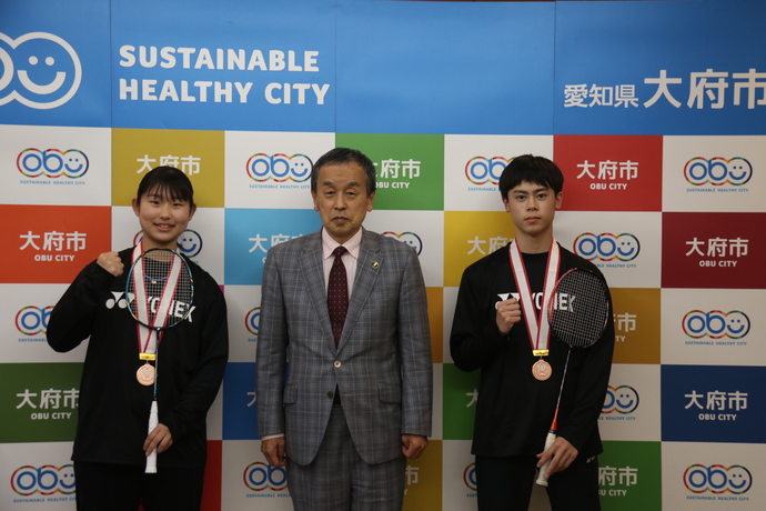 因藤将夢さん（写真右）と蟹江咲月さん（写真左）と岡村市長