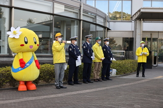 警察官と一緒に交通安全啓発をするおぶちゃん