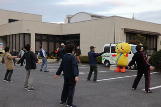 ラジオ体操に参加するおぶちゃん