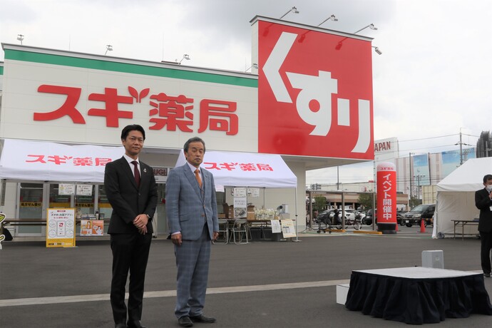 岡村市長と株式会社スギ薬局代表取締役社長の杉浦克典さん