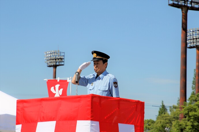 あいさつする岡村市長