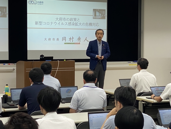 自治大学校での講演