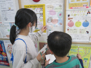 謎解きをしている写真