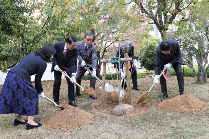 記念植樹の様子