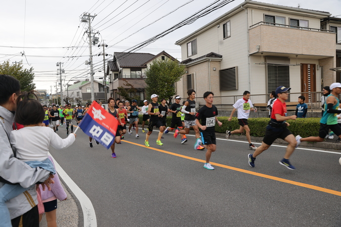 走る選手たちの写真