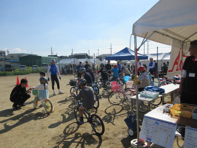 自転車を選ぶこどもたち