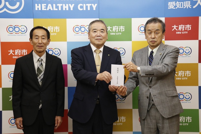災害義援金を贈呈する市区長会代表者