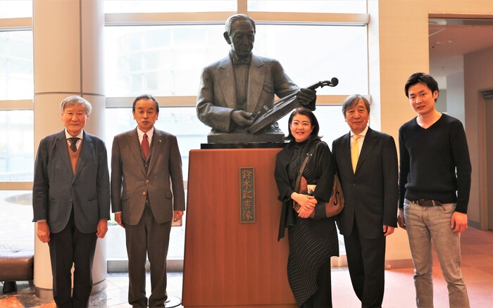 鈴木政吉像前での記念撮影
