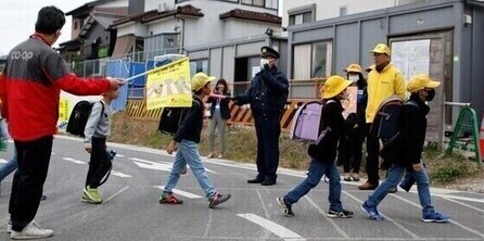 工事中の通学路でこどもたちを見守り