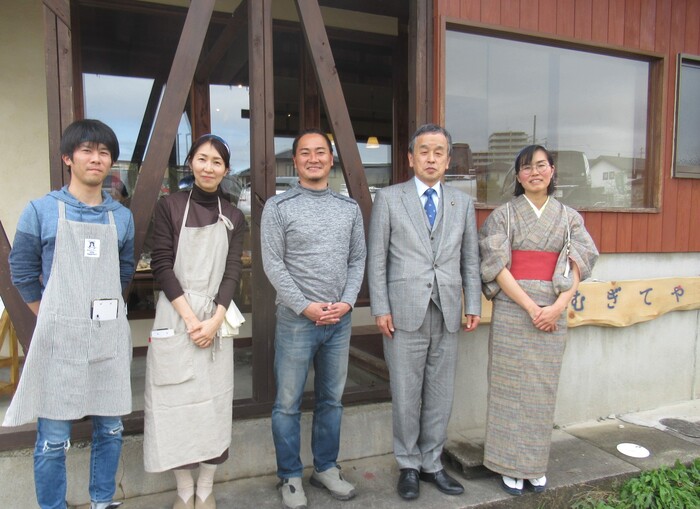 店舗前で記念撮影