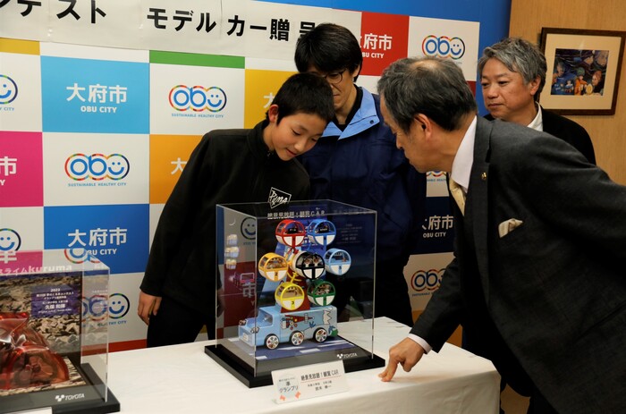 夢のくるまコンテストモデルカー贈呈式の様子