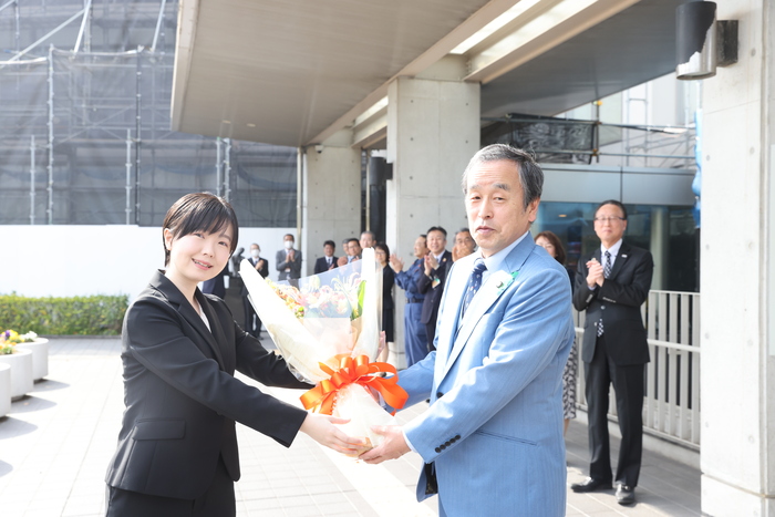 市長への花束贈呈の様子