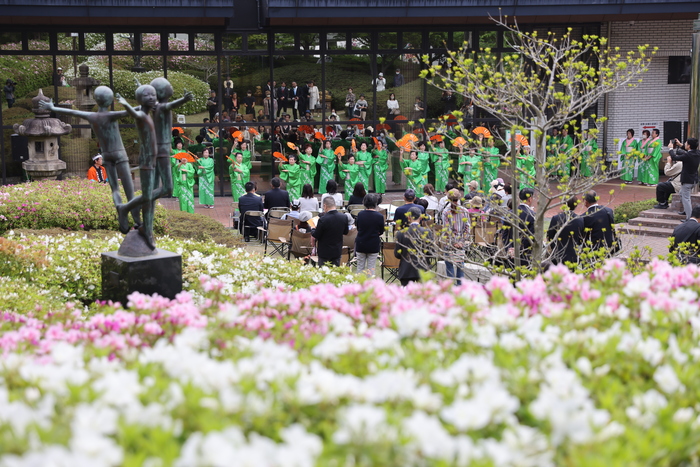 つつじの花とステージの様子