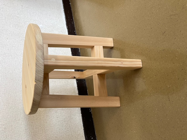 作り上げる木製椅子の写真です。