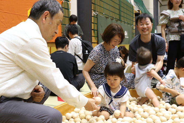 木のおもちゃで遊ぶ様子