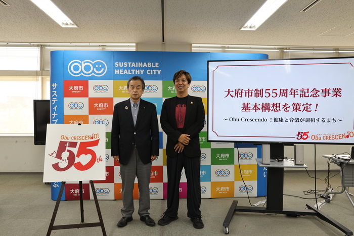 市広報大使でギタリストの山下俊輔さんと市制55周年アレンジの市公式イメージ曲を紹介する様子