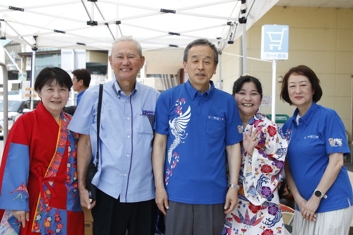沖縄県読谷村の石嶺村長・三線演奏家の知花さんらとの記念写真