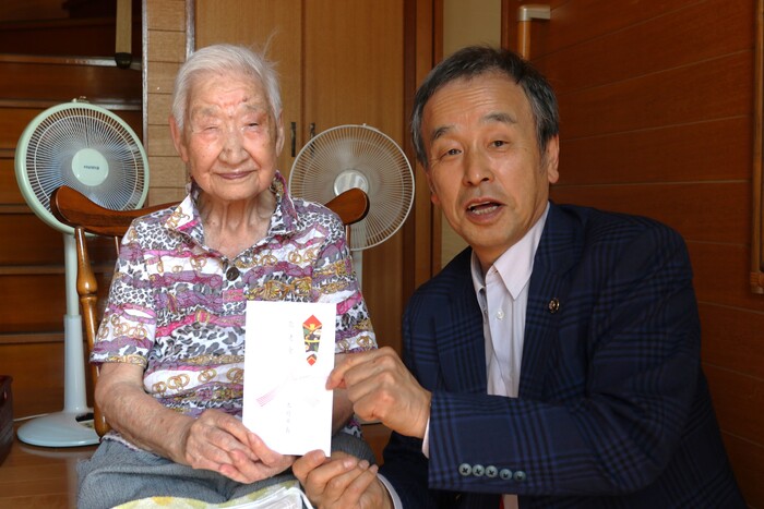 敬老金を贈る様子