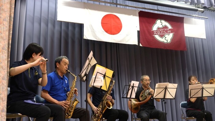 岡村市長と大府市職員が演奏する様子