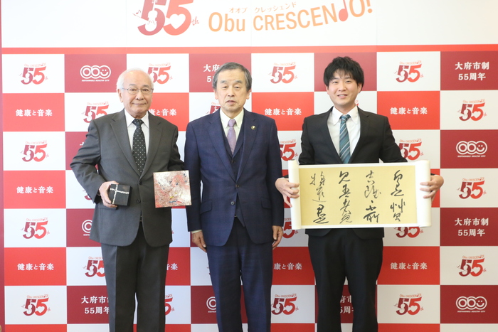 日展入選者との記念撮影の様子