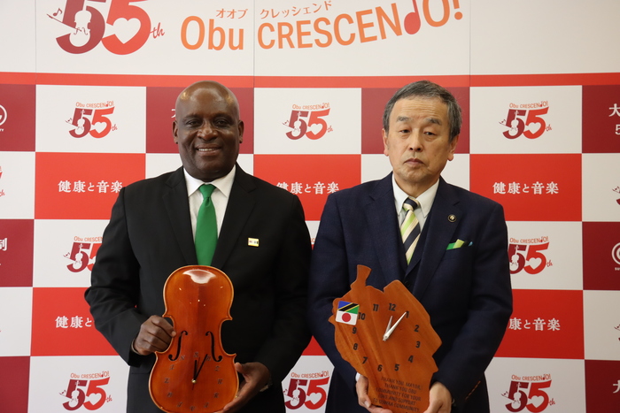 タンザニア連合共和国バラカ・ハラン・ルヴァンダ駐日特命全権大使との記念撮影