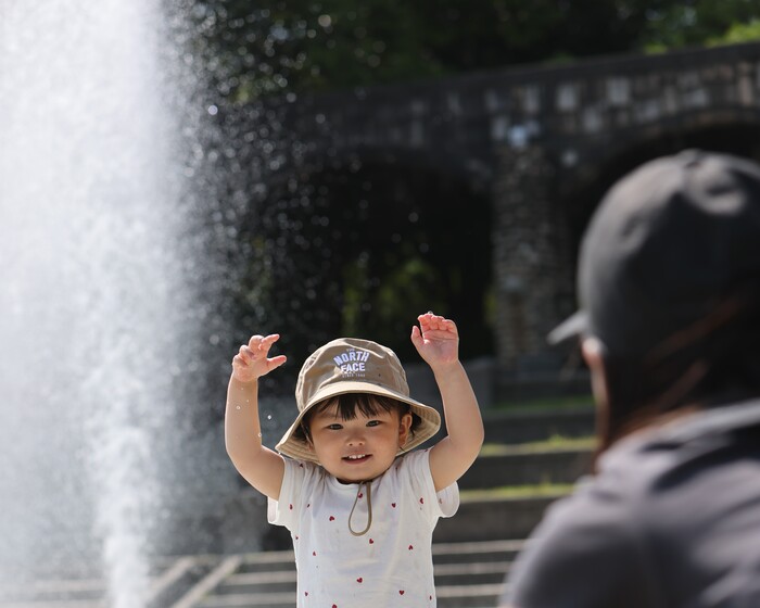 じゃぶじゃぶ池であそぶこども