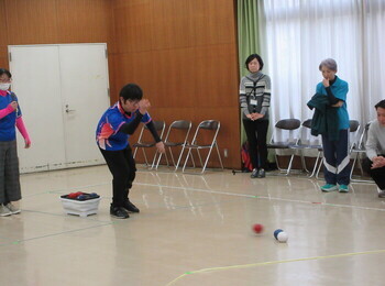 東山公民館　ボッチャを体験しよう