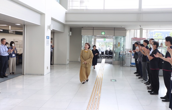 バイオリニスト竹澤恭子さん第78 回中日文化賞受賞報告の様子