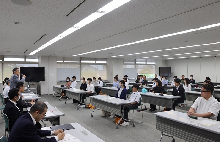 中学生・高校生「平和大使」派遣事業委嘱状交付式の様子