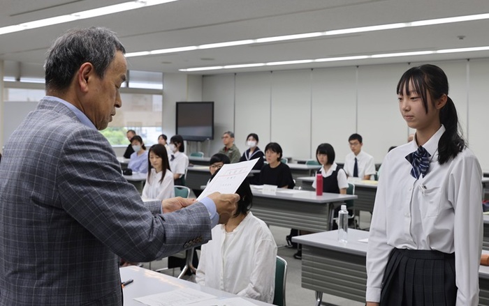 中学生・高校生「平和大使」派遣事業委嘱状交付式の様子