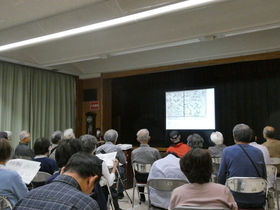岩瀬文庫学芸員による蔦重の解説の様子です。