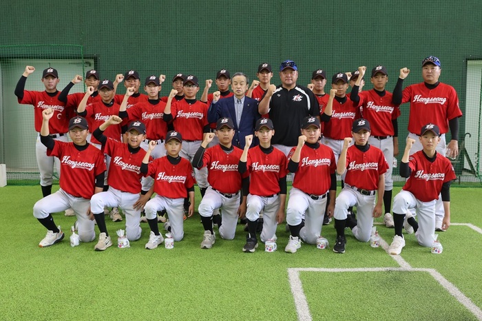 韓国洪城郡硬式野球チームとの交流試合の様子