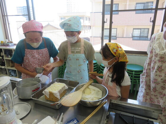 親子豆腐作りの講座風景
