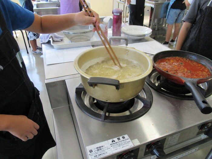 スパゲッティを茹でている写真