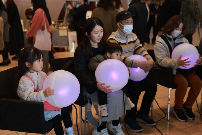 デモブースでSOUND HUGを体験する参加者