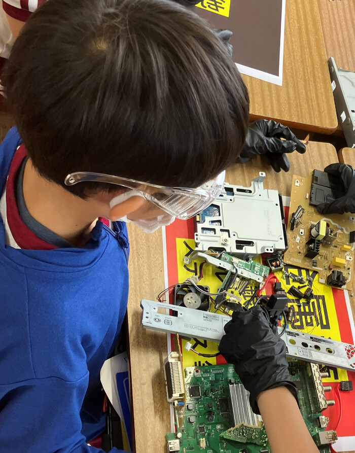 家電製品解体の様子です。