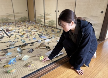 写真:アート作品の展示調整中の様子