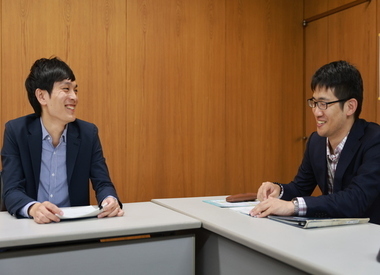 写真：打合せで談笑している様子