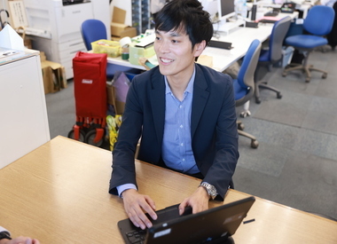 写真：窓口対応している様子