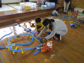 プラレールで遊ぼう