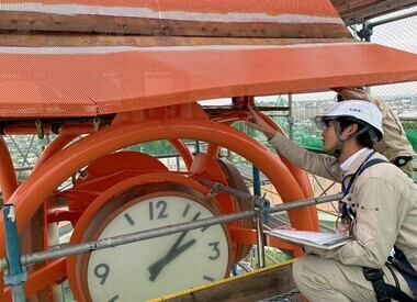 写真:学校の時計塔の現場確認の様子