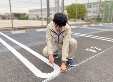写真:完成した学校の駐車場の測量をしている様子