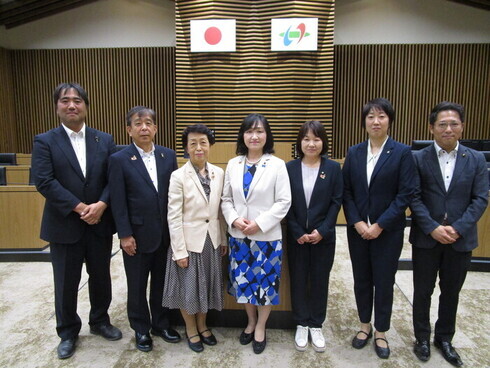 いなべ市議場での集合写真