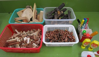 木の実や小枝など工作の材料の写真