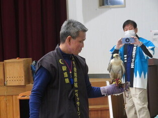 ハヤブサをタッチ