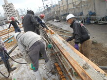 立ち上がりコンクリートの打設状況の写真